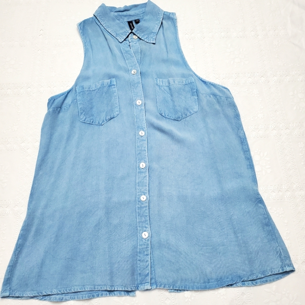 D & Kade sleeveless chambray top size small